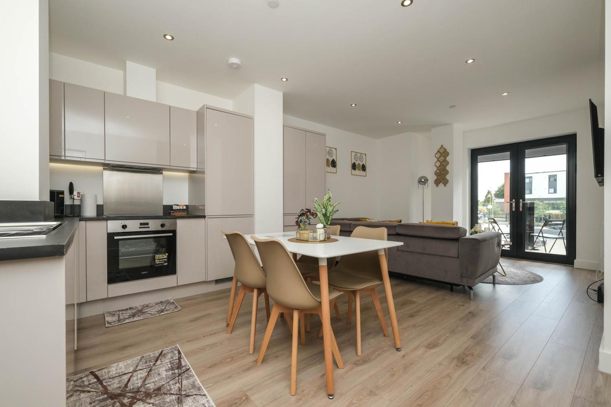 Brand New 2 Bedroom Apartment Centre Of 솔리헐 외부 사진
