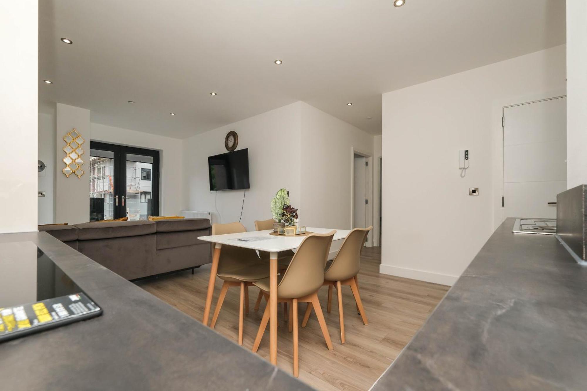 Brand New 2 Bedroom Apartment Centre Of 솔리헐 외부 사진