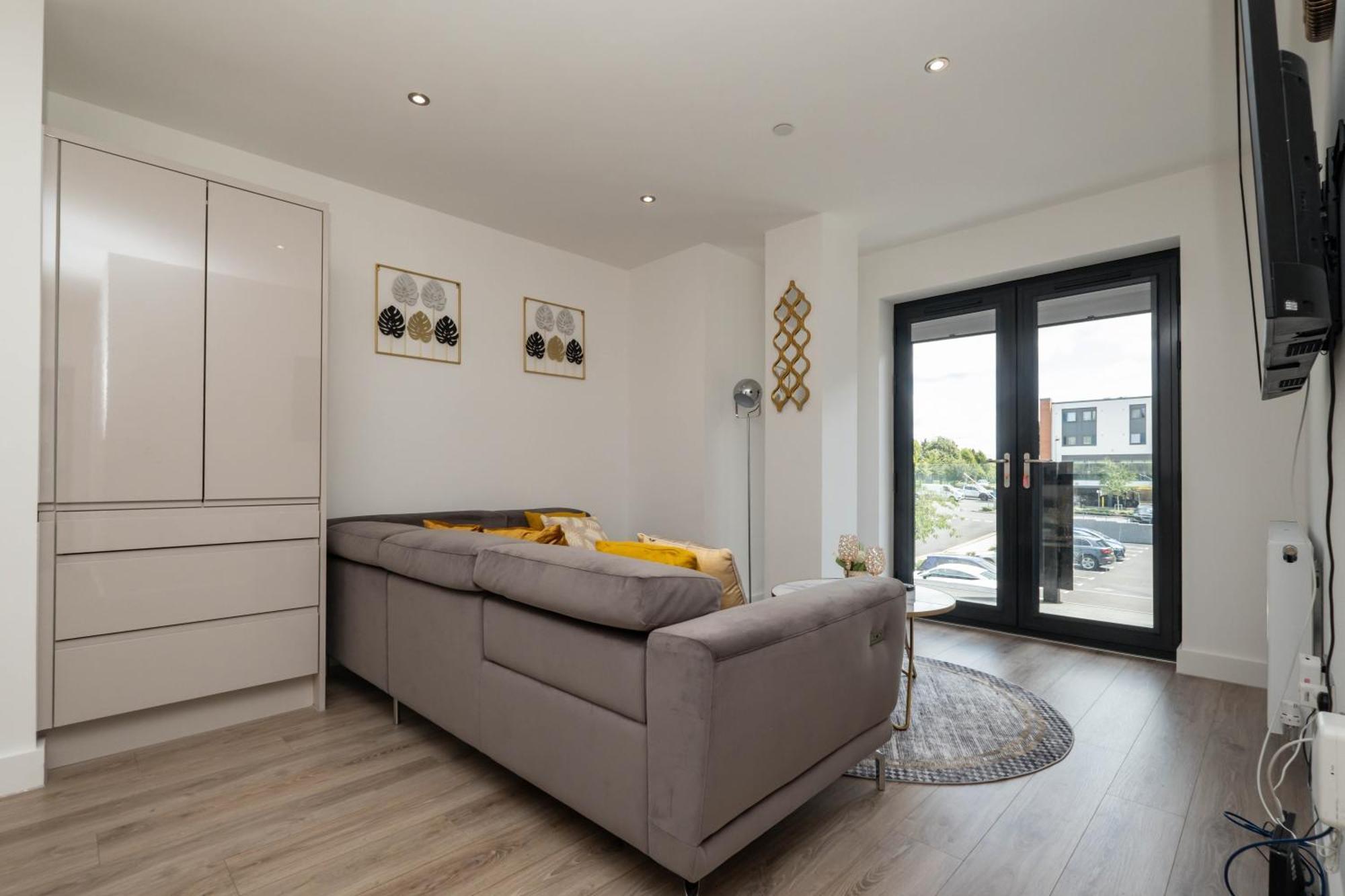 Brand New 2 Bedroom Apartment Centre Of 솔리헐 외부 사진