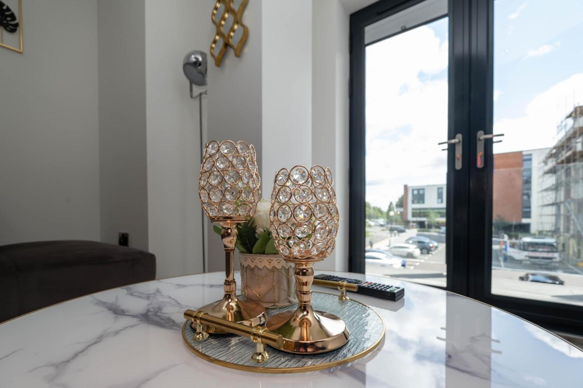 Brand New 2 Bedroom Apartment Centre Of 솔리헐 외부 사진